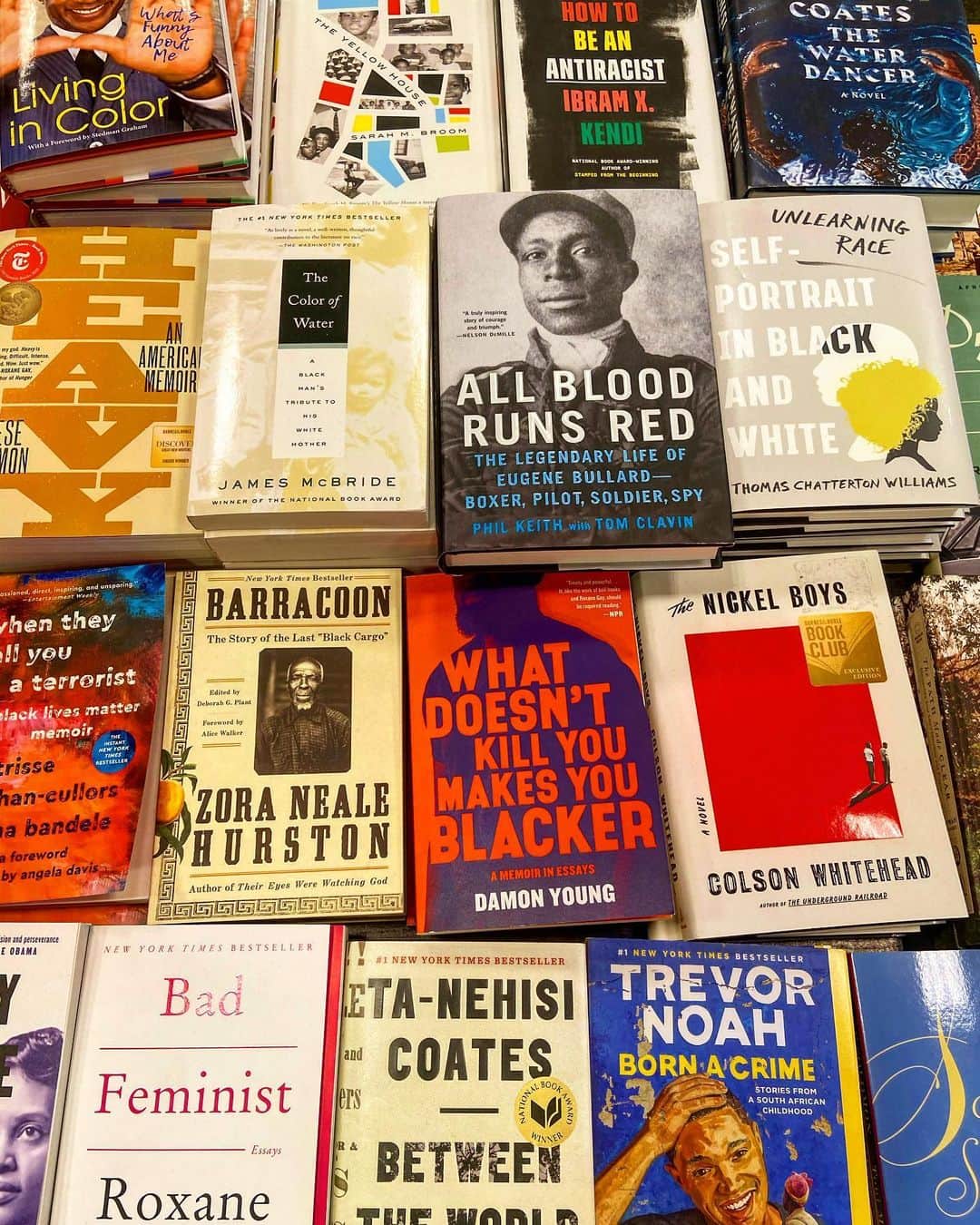 ケリスのインスタグラム：「Getting ready to go on tour...any good books I should know about ? 📚」