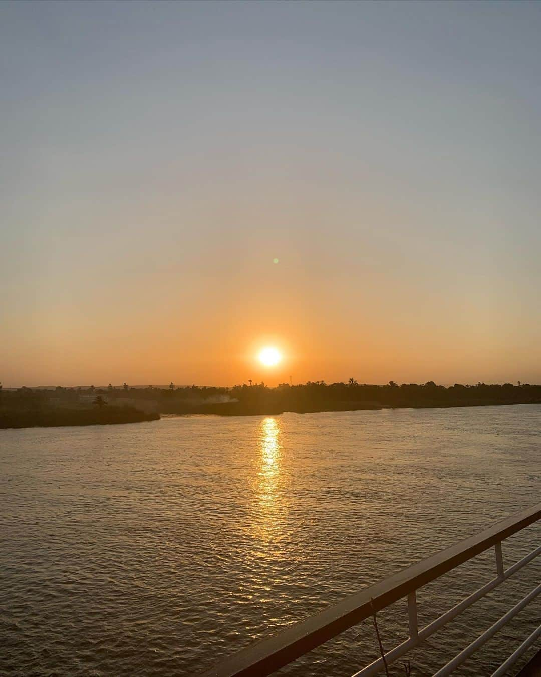 日高大地さんのインスタグラム写真 - (日高大地Instagram)「エジプト旅行記【ナイル川の夕陽とスカーフ巻き】﻿ ﻿ アスワンとルクソール間の移動はクルーズ船。﻿ デッキにはプールもテラスもあるし、ガラベーヤパーティー🥳もあるしお食事も美味しかった🍽﻿ ゆっくりアフタヌーンティーをする時間があったので、モハ先生にエジプト女性のスカーフの巻き方を習いました🧕﻿ (ちなみにスカーフは日本から持っていった大判のもの。形・布に拘らずサササッと巻いてくれました)﻿ ﻿ 1.2.  これが1番有名なスタンダード巻き。街で見かける女性もほぼこの巻き方。﻿ 3. 家の中ではこの巻き方をしている人が多いみたい。﻿ 4. ベドウィン巻き(砂漠で口や鼻に砂が入らないように)目だけだとなんか怖い😅﻿ 5.6. ナイル川の夕陽はもうなんと言うか、ただただ壮大。(リアル『王家に捧ぐ歌-アイーダ』の世界。)﻿ 7. 船が通る時に地元の子供が飛び込んで喜ばせてくれました😄可愛い💕﻿けどワニとか🐊いないのかな💦 ﻿ ﻿ #travel #travelgram #instatravel #travelphotography #世界遺産 #旅写真#旅スタグラム#海外旅行﻿ #エジプト #エジプト旅行#ピラミッド#カイロ#ギザ#スフィンクス#砂漠#ナイル川#クルーズ#ナイル川クルーズ#ガラベーヤ#夕陽#egypt#pyramid#pyramids#nileriver#nilecluise#garabeya#🇪🇬」2月24日 12時37分 - yoko92hidaka