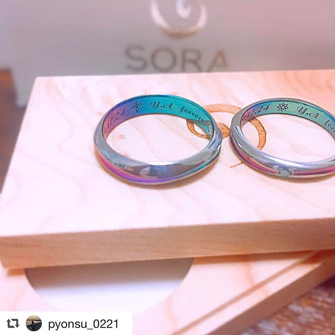 SORA ≪SORA表参道の公式アカウント≫のインスタグラム：「. ぜひ『 #結婚指輪sora 』のハッシュタグを入れて お写真を投稿してくださいね＊* . みなさんの素敵なご投稿はSORAの 公式アカウントでご紹介いたします！ . 本日は @pyonsu_0221 さまのご投稿をご紹介♪ . ･:*+.･:*+.･:*+.･:*+.･:*+.･:*･: . ついに今日指輪が届きました☺ お店はどこにするか迷ったけど、ずっと身に付けるもの、世界に一つしかない指輪がいいという事で オーダーメイドで作れるsoraさんに依頼しました💍 1から相談にのって下さったおかげで2人の思い出やワガママを全て詰め込んだ素敵な指輪が出来ました✨刻印も書いた通りのものでグラデーションもブルーダイヤもオーダー以上の仕上がりで感謝でいっぱいです😢一生懸命対応してくださった出水さん、指輪制作に携わった神山さん、阿部さん本当にありがとうございます。 ジルコニウムの色が変化するのも楽しみでこれから先も大切にさせていただきます🌷 . ･:*+.･:*+.･:*+.･:*+.･:*+.･:*･: . #結婚指輪 #婚約指輪 #表参道 #金属アレルギー #金属アレルギー対応 #レアメタル  #手作り #手作り指輪 #ブライダル #ウェディング #プレ花嫁 #クリエィティブ #デザイン #bridal #wedding #jewelry #ring #weddingring #japaneseart #madeinjapan ﻿ #2020春婚 #2020夏婚  #2020wedding #オーダーメイドリング」