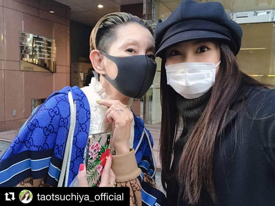 夏木マリさんのインスタグラム写真 - (夏木マリInstagram)「#Repost @taotsuchiya_official with @get_repost ・・・ とても嬉しいオンエアのお知らせがあります✨✨✨ 昨年にNHKのBSプレミアムで、そして 今年のお正月には４K放送でオンエアされた ##リバイバルドラマ 「 #Ｗの悲劇 」が、 なんと！なんと！なんと！ ２月24日の月曜日、 よる１０時から、 #NHK総合 でオンエアされることとなりました！！！ 「Wの悲劇」は、映画やドラマなどで 何度も映像化されてきたサスペンスの名作ですが、 その中でも今回はたぶん、 最も原作に近い設定になっていると思います。 . 黒電話など家の中のものや 和辻家の女性たちの衣装、言葉遣いなど 原作が創られた昭和の時代を感じる作品にも なっていると思いますし、 NHK総合でのオンエアということで 今までは観る環境がないなぁというかたも 明日は観ていただきやすいと思うので、 ３連休最後の夜、ぜひぜひぜひ楽しんでいただいて 感想などいただけたら嬉しいです🙏✨✨ 心から待ってます😊 . 写真は、街で本当に偶然、 夏木マリさんとお会いした時😳✨ 普通はどんなに芸能のお仕事をされてるかたでも 「あれ？もしかして…〇〇さんかなぁ… あ、やっぱり！」という 前振り？というかタイムラグ？みたいな時間があるのですが マリさんはもう 朝日が出た瞬間に朝日だ！と分かるのと同じで マリさんだ！！！という確信しかなくて 素晴らしかったです✨✨✨ #夏樹静子 さん #中山美穂 さん #美村里江 さん #鶴見辰吾 さん #松本岳 さん #大和田伸也 さん #吉田栄作 さん #渡辺いっけい さん #岡本健一 さん #夏木マリ さん #natsukirock @mari_natsuki  きゃー、太鳳さん、ありがとう..... はーい、観まーす👀」2月24日 12時38分 - mari_natsuki