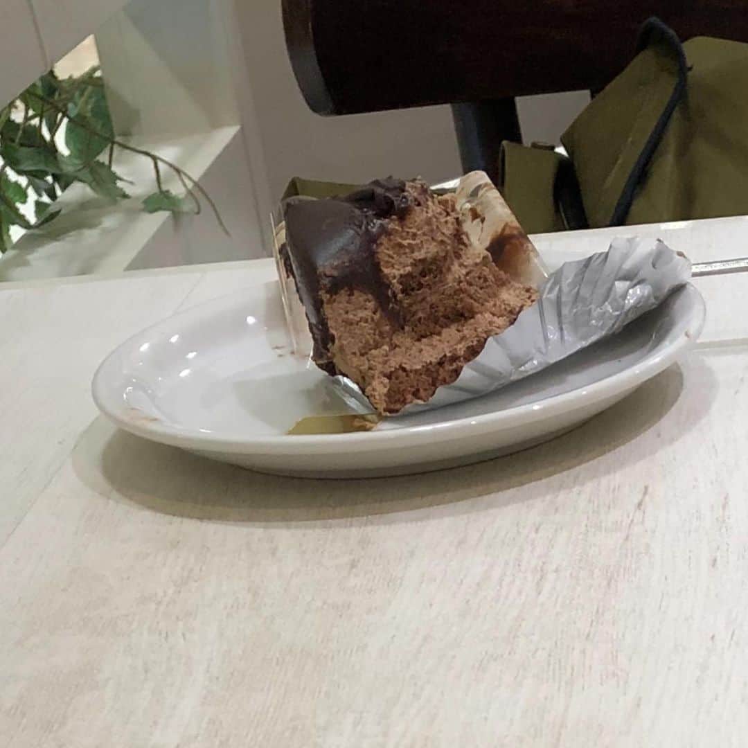 村本大輔さんのインスタグラム写真 - (村本大輔Instagram)「ダイエットしてるので半分食べて奥に置く。手の届かない位置に。。I am on a diet.  So take the distance with the chocolate cake」2月24日 12時43分 - muramotodaisuke1125
