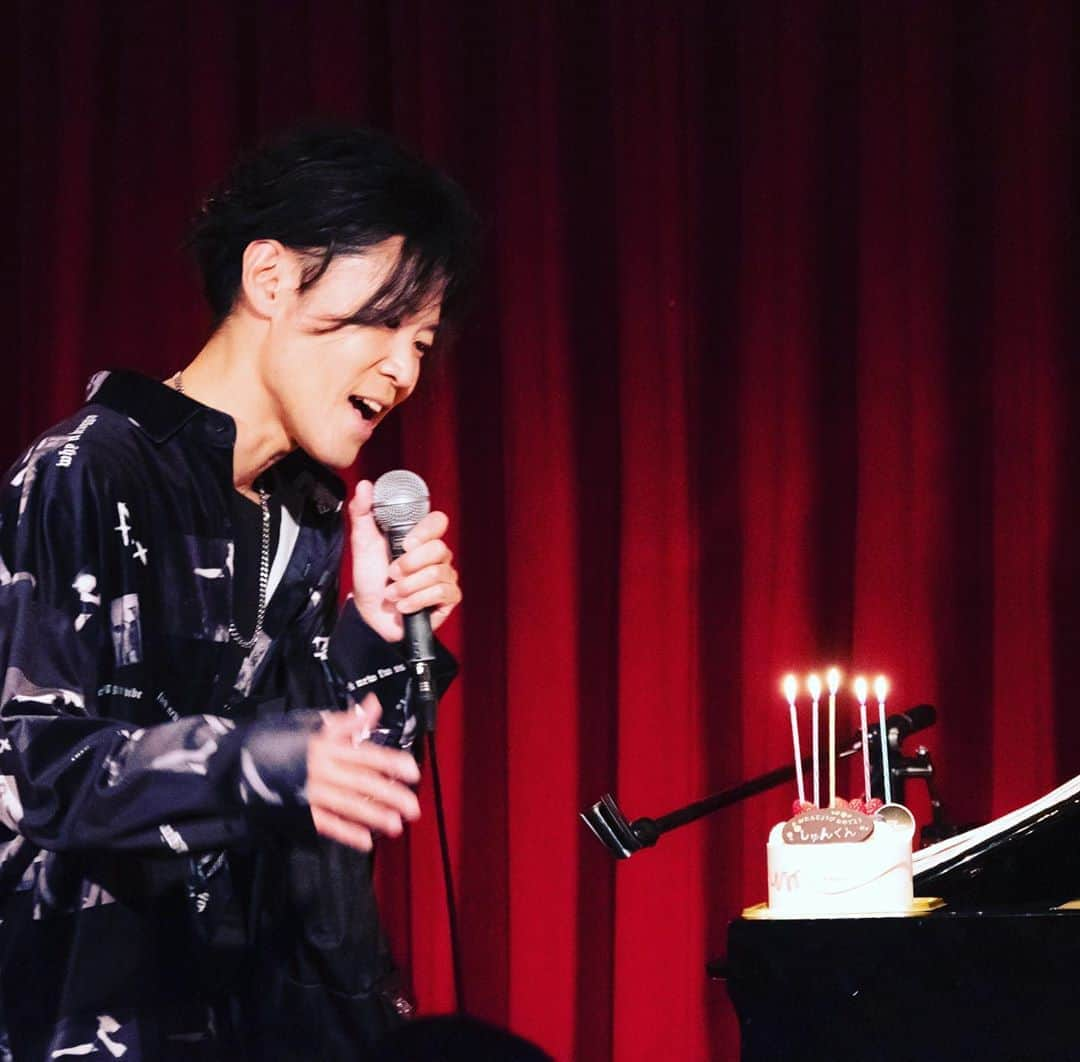 染谷俊さんのインスタグラム写真 - (染谷俊Instagram)「2020年2月23日ーーー！ 誕生日ライブの後夜祭ライブでした！  あんなにたくさんのみんなが来てくれて、 びっくりーの、 めちゃ嬉しかったぁあああーよ。 ありがとう！  後夜祭って！・・って、ライブでも話したけど、 後夜祭ならではの、 自分の気持ちから歌いたい歌たちを たくさん歌った。  ライブでは歌ったことのない歌たちも歌った。 222から明けた朝、 ピアノの前に座って、なんか、ひとりでいろいろ胸に問いかけたりして、 そして、歌った歌たち。 最後まで耳を傾けてくれてありがとう。  サックスプレーヤのAndyも羽田空港から駆けつけてくれて、 急遽、二人のステージ！ わんさかやって、めっちゃ楽しかった！  ライブ始まりのほうに歌った歌の気持ち、 忘れない。 最後の最後に歌った歌の気持ち。 忘れない。  ここから。 また歌の旅が始まる。 元気な自分で、胸張って、 また来年、めちゃくちゃ大騒ぎな誕生祭ライブを迎えられるよう、 日々、しょーーーーーじん！  2月22日。 2月23日。 たくさんの愛を、 ありがとう。  まずは、 外の風にさらされていた、”染谷祭”の、 あの、黄色い「のれん」のお洗濯しよーー！  あれさー、 大好きな映画のさ、 “幸せの黄色いハンカチ”のハンカチみたいだよね。  #染谷俊 #染谷俊222誕生祭 #染谷俊223後夜祭」2月24日 12時54分 - someyashun