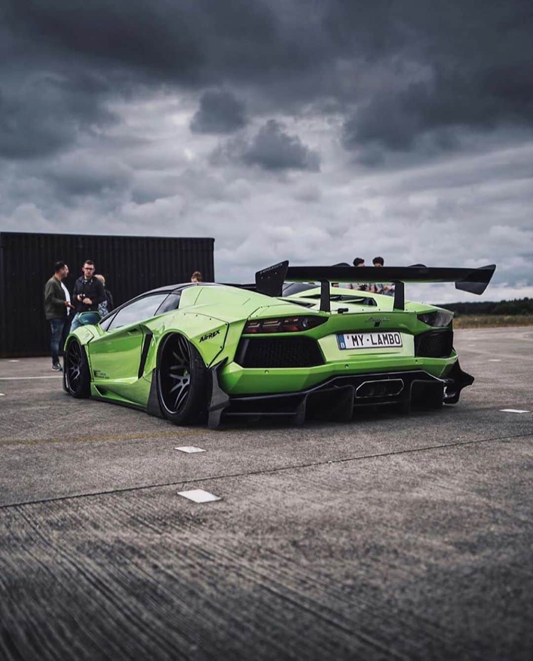 CARLiFESTYLEさんのインスタグラム写真 - (CARLiFESTYLEInstagram)「Describe this Aventador with one emoji! Check out @aerosunzusa for more info. | Photo @s_midili」2月24日 12時48分 - carlifestyle
