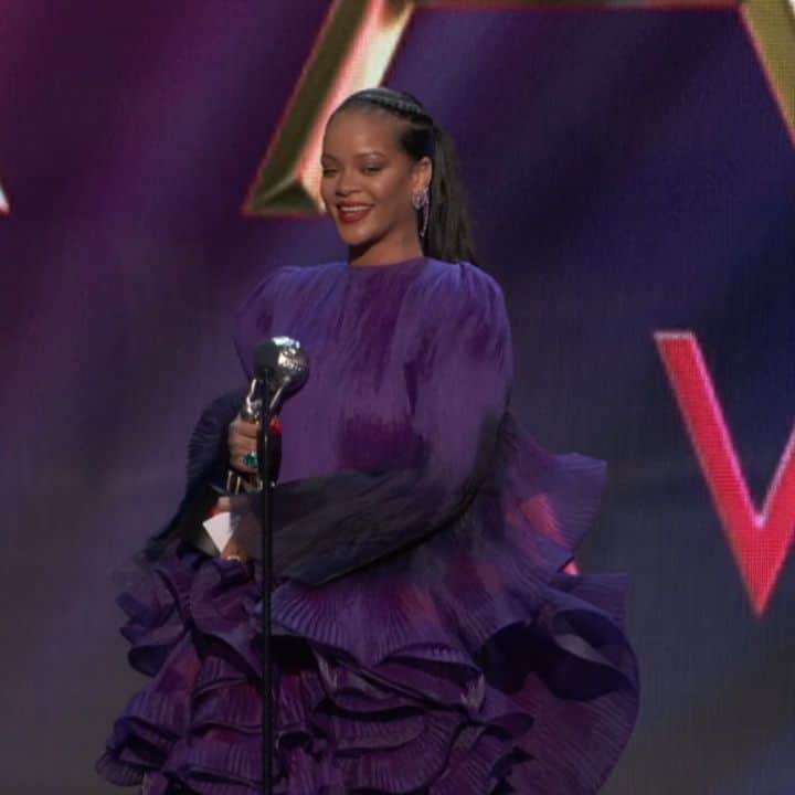 カーラ・デルヴィーニュのインスタグラム：「"We can only fix this world together. We can't do it divided. I can not emphasize that enough. We can't let the desensitivity seep in." Thank you for your powerful words @badgalriri - you are an icon & an inspiration to us all.」