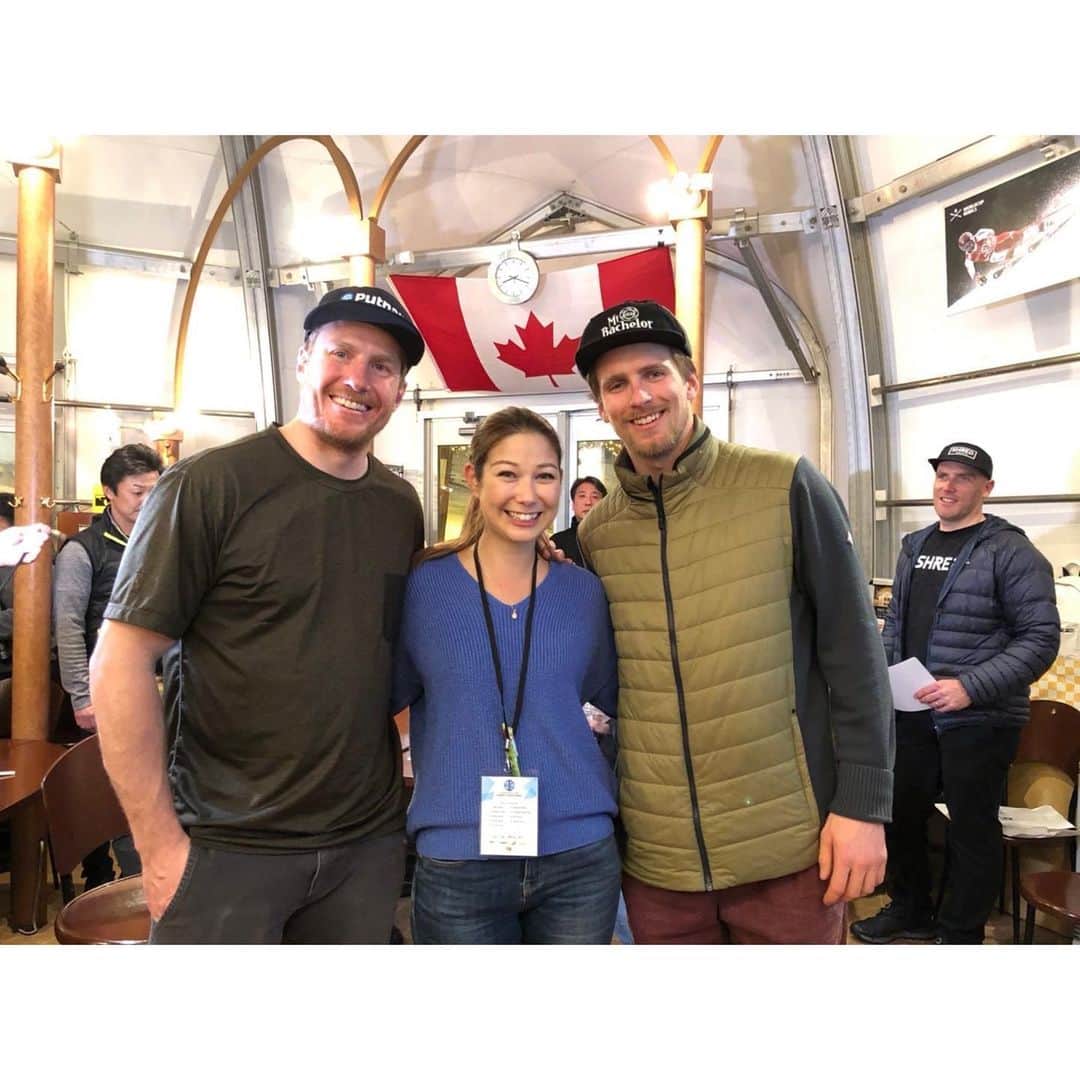 井澤エイミーのインスタグラム：「【Audi FIS Ski World Cup 2020 Naeba】  4年ぶりに日本・苗場で開催されましたアルペンスキーW杯！！ 2日目は悪天候のため全競技がキャンセルとなってしまいとても残念でしたが、土曜日のGSだけでも見れて良かったーと思ったり、、、 今回はシーズンタイトルに絡んでいる注目選手、およびheadの契約選手の方々にインタビューをさせて頂きました。私にとっては新しい世界で、とても勉強になる事がたくさんあったし、個性豊かな選手の方々とのお話しも楽しかったです♬ スキーってなんだかモータースポーツとの共通点や接点がたくさんあるのを知ってよりいっそう興味が湧いたのも否めない♡  写真はTeam USAからテッド・リゲティ選手とトミー・フォード選手。 2人ともめちゃくちゃ良い人でした(^^) トミーさん、GSで表彰台おめでとうございました⭐︎ カナダの国旗があるのは、ウィスラーカフェで撮影をしてたからーw #audifisskiworldcup #naeba #alpineskiing #teamusa #tedligety #tommyford #head #shred #苗場 #スキーワールドカップ #アルペンスキー #ウィスラーカフェ」
