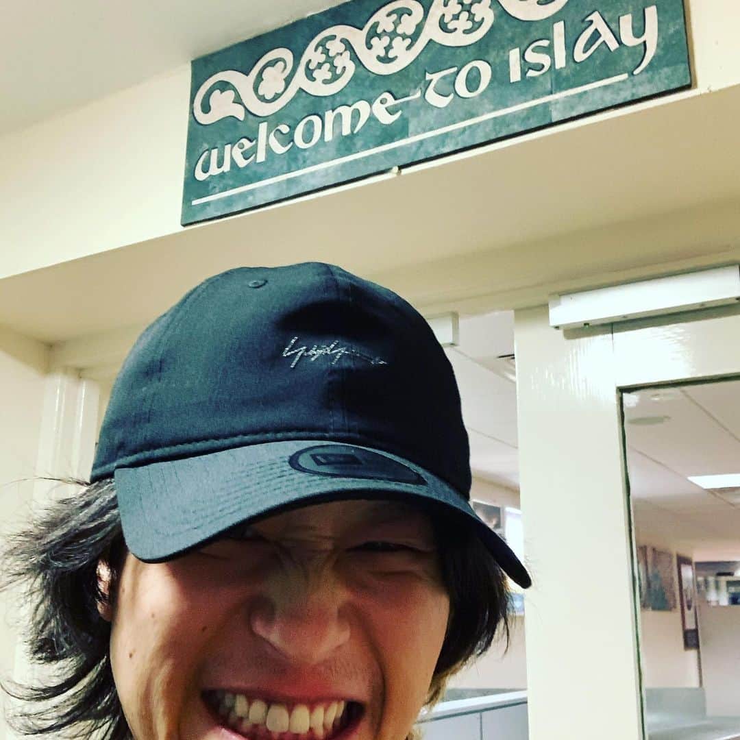 磯部寛之のインスタグラム：「24 and a half hours from Tokyo... if you know where this is, you must be a big whisky fan. Hiro 東京から24時間半。。。ここがどこだか分かる人はかなりのウイスキー好きなはず。ひろ #islay #isleofislay #islaywhisky #finallymadeit #ついに #アイラ #憧れ #の #土地 #さすがに #疲れてる #でも #幸せ #すぎる」