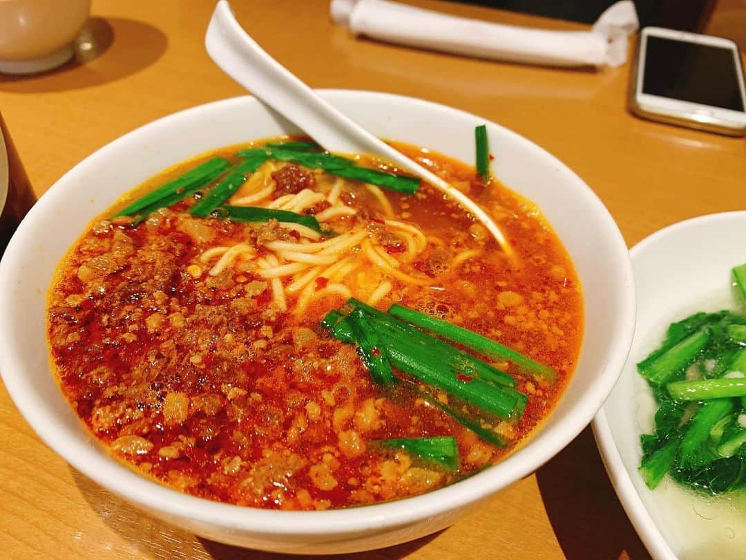 近野莉菜さんのインスタグラム写真 - (近野莉菜Instagram)「豪華な海鮮丼🐟🦐✨このあと真ん中の海老さんは勢いよくどんぶりを飛び出していきました🤣🤣活きが良い！！（笑）殻を剥いてもずっと動いてた🤣新鮮な証拠だね◎ 牡蠣も美味しかったです〜🦪 インスタが食べ物ばっかりになってきてしまった😂😂 帰りに名古屋で初味仙！台湾ラーメンも辛くて美味しかった🍜🌶 これで伊勢・鳥羽の旅日記は終わりです☺️ 夏の伊勢にも行ってみたいなあ🍧」2月24日 13時21分 - chikano.rina