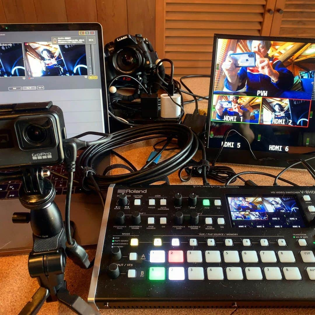 池内万作さんのインスタグラム写真 - (池内万作Instagram)「今月から新しいスイッチャー『Roland V-8HD 』を投入！ それに伴いケーブルやらなにやら色々買い換えたので最終機材チェックを。 GoProの映像がまったくこないじゃん！ と一瞬焦りましたが、どうやらアダプターがダメみたい。 あぶねー。 本番前に判明してよかったよかった♪ 明日は何事もなく無事に終わりますように🤞🤞🤞 そんなMUSIC SHARE#090は明日の20:00頃スタートでーす。 お楽しみに！ #musicsharejp」2月24日 13時20分 - mandeshita