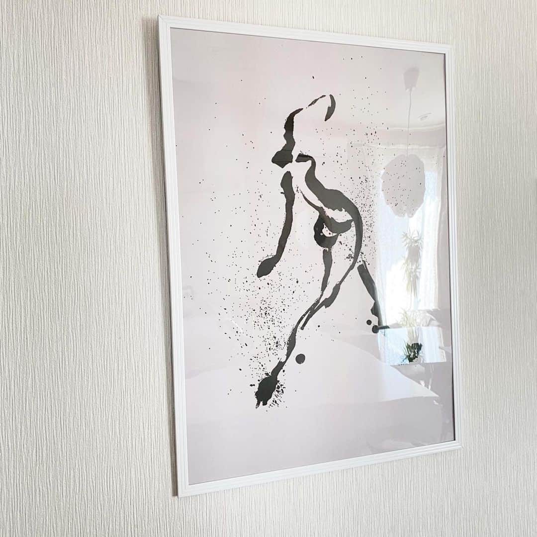 meguri.kさんのインスタグラム写真 - (meguri.kInstagram)「北欧の素敵なポスターをキッチンに飾りました♡ ・ 書道の墨で描かれたような力強い曲線が印象的な、女性が歩いている様子を抽象的に表現したアートポスター！A2サイズです。 ・ 芸術的…✨ 背景のグレージュもタイプすぎる♡ ・ シンプルすぎた空間が素敵になりました✨  @project.nord　の物です。 ・ 憧れの北欧インテリアに一歩近づけて嬉しい😆 ・ 1枚ポスターを販売するごとに、木を1本植えるという素晴らしい活動をされています👏 ・ ポスター買って地球に良い事できるなんて最高ですね♫ ・ お得に買えるクーポン発行してもらったよ♫ _______________________________  15%OFFクーポンコード ⬇︎ MEGURI15 __________________________________ 良ければお使いくださいね❤️ ・ ・ 新型コロナウイルスの影響で今日の仕事が中止に💦色んなところで色々な方にあらゆるダメージが生じてますね💦正しい知識で対応し、一刻も早い終息を願うばかりです🙏😭 ・ #Projectnord#プロジェクトノード#ポスター#アート#PR#キッチン#インテリア#interior#kitchen#暮らし#hygge#ヒュッゲな暮らし#ヒュッゲ#暮らしを楽しむ#シンプルライフ#暮らしを整える#日々の事#くらし#北欧#北欧インテリア#海外インテリア#丁寧な暮らし#注文住宅#一条工務店#ismart  #キッチンインテリア#抽象画」2月24日 13時16分 - meguri.k