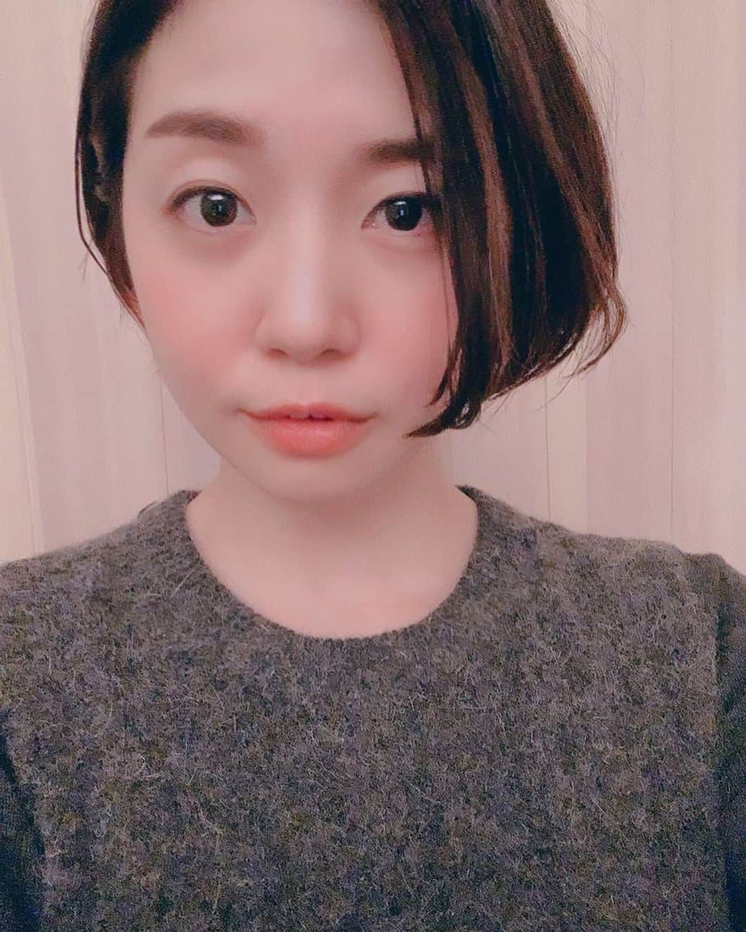 星村麻衣のインスタグラム：「濃いめピンクのハイライト入れてもらいました☺️ 3日くらいで色落ちしてサーモンピンクになるらしい❗️w #haircut  #ショートヘア  #ハイライト」