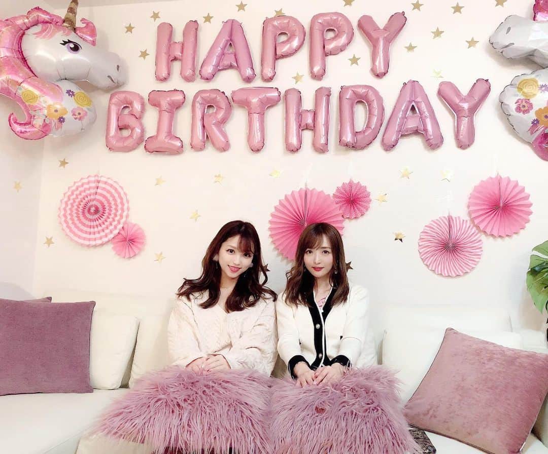 のインスタグラム：「昨日は仲良しの女の子友達たちがゆうたむと私のお誕生日会をしてくれました🎂🎉 ． ． 嬉しすぎたぁ〜😢💕💕 ぼっちになるかと思っていたので、大好きな子達と過ごせて幸せ✨ ． ． ゆうたむとは3年連続お誕生日一緒にお祝い出来て嬉しいなぁ🎉 ． ． 杏梨ちゃん、はるにぃ、あすみん、ゆかり、もりっぺ、ひろみちゃん💓 皆心優しくて気配り出来て可愛くて魅力的女子💕 一緒にいるだけで心温まります。 大人になっても信頼出来る大切な友達が出来て幸せ者です✨ ． ． お部屋も飾り付けしてくれたり、手料理も本当に美味👏 プレゼント大切にするね💓 ． Love🥰💕 ． ． ． ． #happybirthday #誕生日会」