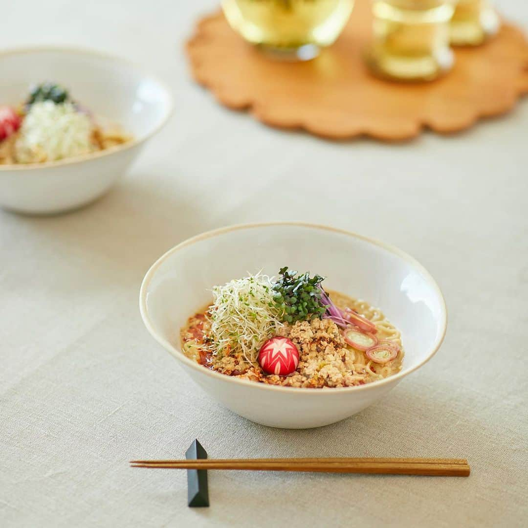 松見早枝子さんのインスタグラム写真 - (松見早枝子Instagram)「なぜ子どもはあんなに#ラーメン 🍜が好きなのか…🙄 ・ 私はあんまり進んでは食べないようにしていたのだけど、子どもに激しくリクエストされるから、作るようになりました😅 ・ 最低限の調味料、塩分で美味しく、なるべくヘルシーにできないかと試行錯誤した、うちの定番#担々麺 のレシピです‼️ ・ ラー油無しもまたマイルドで美味しいので、お子さまにはそのまま。 ・ 大人はぜひラー油(#石垣島ラー油 がおすすめ)をたっぷりかけて🔥🔥どうぞ🧡 ・ ちなみに、もやしのひげ根取り&下茹でが面倒なので、うちでは代わりに洗うだけのスプラウト🌱 ・ 同じ雰囲気の味わいが楽しめつつ、よりさっぱりヘルシーになるのでぜひ😉👍 ・ ■担々麺 〈材料〉2人分 ・ 中華麺 2人分 ▫︎ 【スープ】 ・ 鶏ひき肉、豚ひき肉　 各100g ・ 長ねぎ　 1/2本 ・ しいたけ　 50g（正味） ・ にんにく、しょうが　 各1かけ ・ 酒　 大さじ1 ・ サラダ油　 大さじ2 ▫︎ （A）だし昆布10g／水　カップ4 （B）しょうゆ　50ml／塩　小さじ1/2／酢　大さじ1と1/2／白ごまペースト　50g ▫︎ 【トッピング】アルファルファ、スプラウト　各適量／ラディッシュ　2個 ▫︎ • ラー油　 お好みの量 ▫︎ 〈作り方〉 ① だし昆布を分量の水に浸けて広がるまでおいておく。 ▫︎ ② にんにく、しょうが、長ねぎはみじん切りに、しいたけは軸を落として粗みじん切りにする。（Ｂ）は混ぜ合わせておく。 ▫︎ ③ 鍋にサラダ油とにんにく、しょうがを入れて中火にかけ、香りが出たら鶏ひき肉と豚ひき肉を入れて酒を加えてほぐしながら炒める。色が変わったら長ねぎとしいたけも入れてしんなりするまで炒め合わせる。 ▫︎ ④ ①を加えて煮立ったらアクを取り、だし昆布だけ取り出す。（Ｂ）を溶かし入れたらスープの完成。 ▫︎ ⑤ 袋の表示に従って中華麺をゆで、ざるに上げてよく水けをきり、器によそい分ける。④のスープをそれぞれにひたひたの量入れて箸でざっとかき混ぜたら、残りのスープも注いで【トッピング】を盛り付ける。 ▫︎ ▫︎ #おうちラーメン #子どもと一緒のごはん #坦々麺 #タンタン麺 #wonkiware #yukiwabon #粮理家 #ウェルネスフードスタイリスト #松見早枝子 #tantanmen #ramen #wellnessfoodstylist #saekomatsumi #大塚家具 @idc_otsuka さんのインスタでもご紹介させて頂いています✨連載は最終回です❗️本当にありがとうございました🙌」2月24日 13時23分 - saekomatsumi