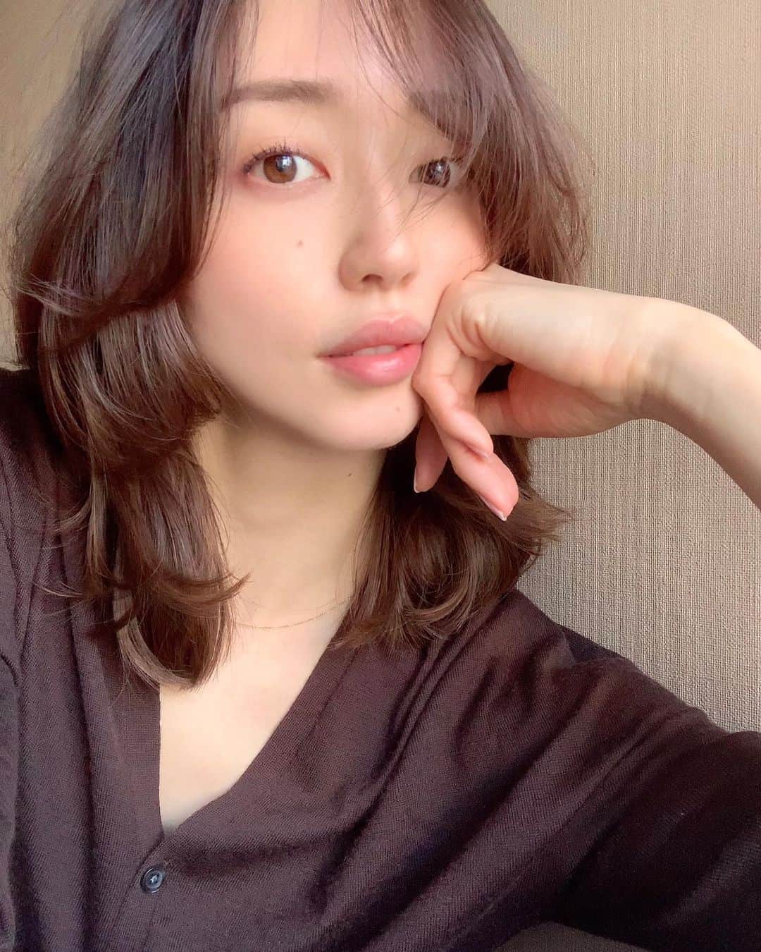 松島花さんのインスタグラム写真 松島花instagram おはようございます 祝日 月曜の花 です 朝から撮影していました 撮影用メイクを落としてナチュラルに 今日はぽかぽかで嬉しいけど 朝から目がかゆくて鼻もムズムズ しばらく花粉との戦いです