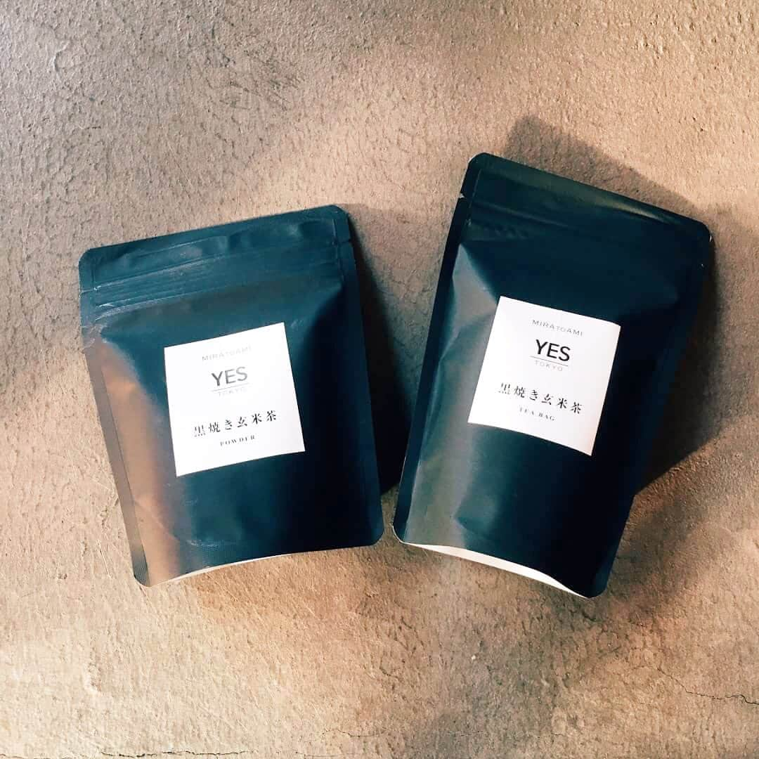 YES TOKYOさんのインスタグラム写真 - (YES TOKYOInstagram)「. . 【玄米茶】 . 本日は1月に発売が始まった ”カラダを芯から温める“ 黒焼き玄米茶のご紹介🔥 . 黒焼きの玄米の効能は 体温を上げ免疫力や自然治療力を高め、 体を立て直す食品として重宝されています。 . さらに！！ この玄米茶はノンカフェインのため、 小さなお子様から妊婦さんまで安心してお飲みいただけます🤱 . 飲み続けていただくことで体調の変化を感じていただけると思います。 寝る前や朝のお目覚めに取り入れてみませんか？ . 是非一度お試しください☺︎ . . . @yestokyo #YES #TOKYO  #yestokyo #yoga #yogini #trunkhotel #coldpressedjuice  #ヨガ #ヨガスタジオ #コールドプレスジュース #ジュースクレンズ #mctオイル #野菜ジュース #スムージー #中目黒 #二子玉川 #二子玉川ライズ #代官山  #渋谷 #福岡 #横浜  #ダイエット #ケータリング #ファスティング #アルバイト募集 #マコモ茶 #玄米茶」2月24日 13時23分 - yestokyo