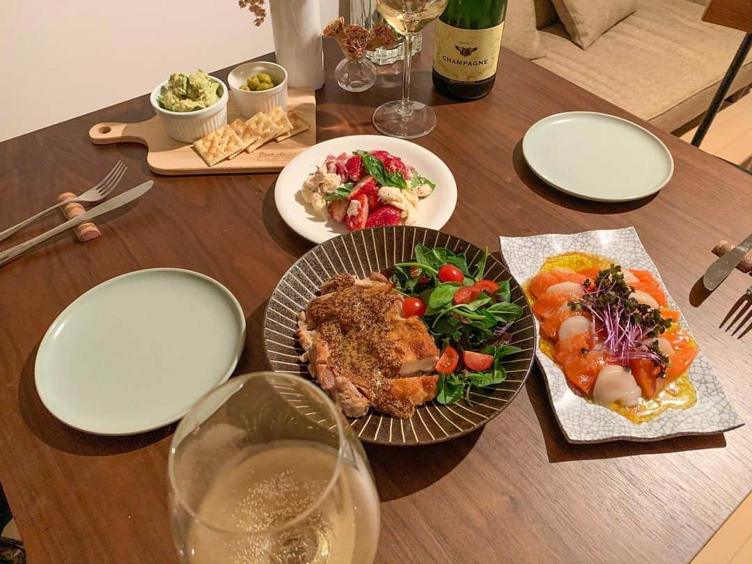 松山愛里のインスタグラム：「. 友達がおうちに遊びに来たのでご飯作ったよ〜🥂🍽✨ ・いちごのカプレーゼ🍓 ・サーモンとホタテのカルパッチョ🐟 ・アボカドディップ🥑 ・チキンステーキ🐔 ・ポークシチュー🐷(食べかけ写真)  チキンステーキのソースは粒マスタードにはちみつ、お醤油ちょろり。甘さと酸味のバランスがいいんです〜 ポークシチューは赤ワインとケチャップなどなどコトコト2時間煮込む🥘煮込み料理大好き。 #アイリーン飯#おもてなしバージョン」