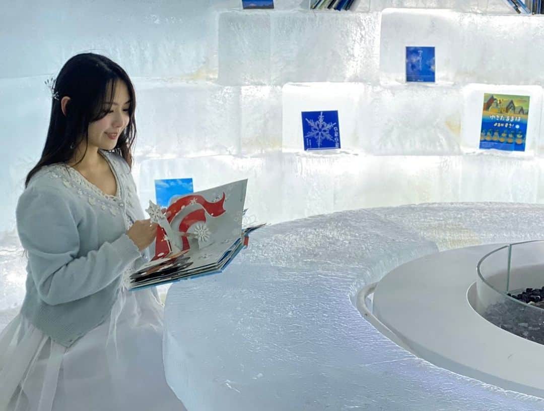 玉木碧さんのインスタグラム写真 - (玉木碧Instagram)「【トマム旅行】part5アイスヴレッジ編  #アイスヴレッジ 内にある、氷で出来たカフェ　#book&cafeへ🧊📖 氷で出来た椅子には白いふわふわのマットがひいてあり、 本棚も氷で出来ています！ もちろんテーブルも氷❄️ 本は雪に関する物がいっぱい置いてありました☺️ 火があるからか中はそんなに寒くない！ なんとなくエルサ風の服で❄️ The cold never bothered me anyway.😛 #旅行　#女子旅　#二人旅　#姉妹旅　#アナ雪　#アナと雪の女王　#frozen #トマム　#星野リゾート　#雪ガール　#北海道　#アイスヴレッジ  #フリーアナウンサー #玉木碧」2月24日 13時33分 - tamaki_aoi.official