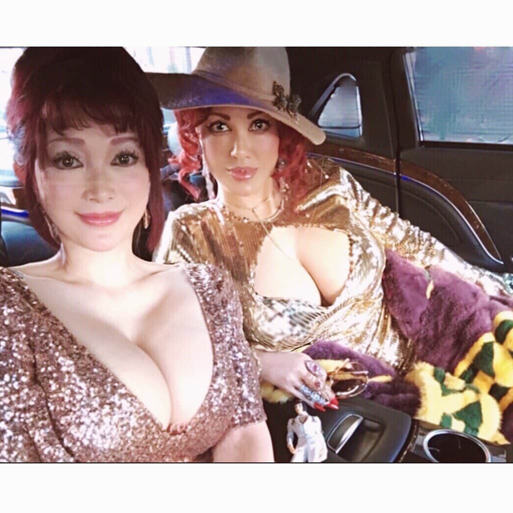 叶姉妹のインスタグラム：「私達の愛する大切な皆さん、 ごきげんいかがでしょうか🥰💖 これは、 ファビュラスな姉の 人生の心の格言シリーズですが、 いつも姉の愛あふれる アメージングな言葉に ときにはくじけそうな私にも、 そして、 日々の何気ない時の流れの中にも、 私の人生の視野が広がって 自分自身が進化する 大きなパワーとなって おりますよ😘💖 「⚜️リスクの存在⚜️」 人は誰しも、 リスクと隣り合わせに生きています。 そのことを知っているか、 知らないでいるか。 そのさはわずかのようでは ありますが、 リスクの存在に気づくことが できさえすれば、 自分自身の人生を、 悔いのないものへと 導くことも可能です。💋✨ 「⚜️自分の心を救うこと⚜️」 どんなに辛い 状況にあったとしても、 自分なりの ベストをつくすことで、 その「辛さ」に 自分がのみこまれて しまうことを 防ぐことができるのです。💋✨ 「わたくし達の愛する大切な皆さんが 心身ともに健やかに幸せに過ごされますように…。 いつも心より願っております。🌹✨」 #amazing #heavenly #バラの香り  #precious#fabulous #叶姉妹 #heaven #happy #ファビュラス #aubade #angel #宇宙 #jojo  #コミケ #叶 #叶ポージングエクササイズ #ゴールド #究極生命体 #peace #peaceful #lgbtq #至福 #幸運 #天使 #女神 #愛するあなたへって」