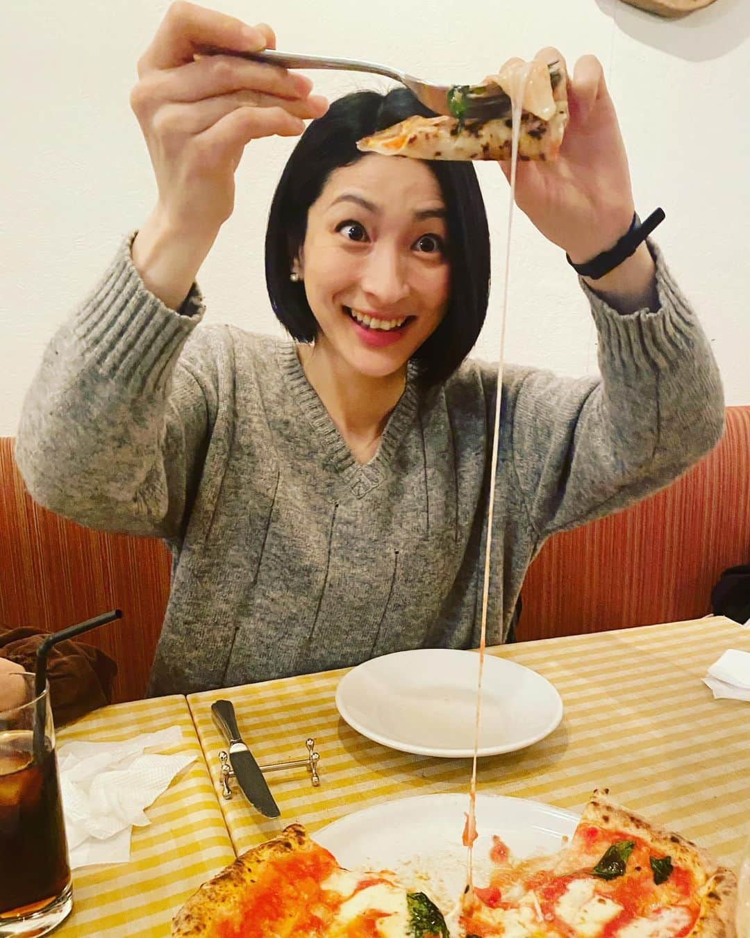 奥田恵梨華さんのインスタグラム写真 - (奥田恵梨華Instagram)「わざとらしい顔🍕 #うそくさい顔 #マルゲリータ #pizza #ピッツァ #誕生日 #39歳 #アラフォー #2月24日生まれ  #1981年生まれ  #昭和56年生まれ #松坂世代 #去年と同じ服」2月24日 13時46分 - erikaokuda_official