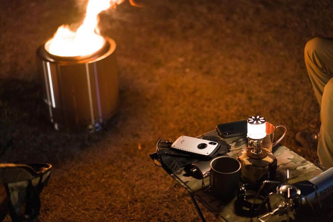ROOT CO. Designed in HAKONE.さんのインスタグラム写真 - (ROOT CO. Designed in HAKONE.Instagram)「. Bonfire side.  #root_co #rootco #shockresistcasepro #camp #camping #outdoor #outdoors #bonfire」2月24日 13時53分 - root_co_official