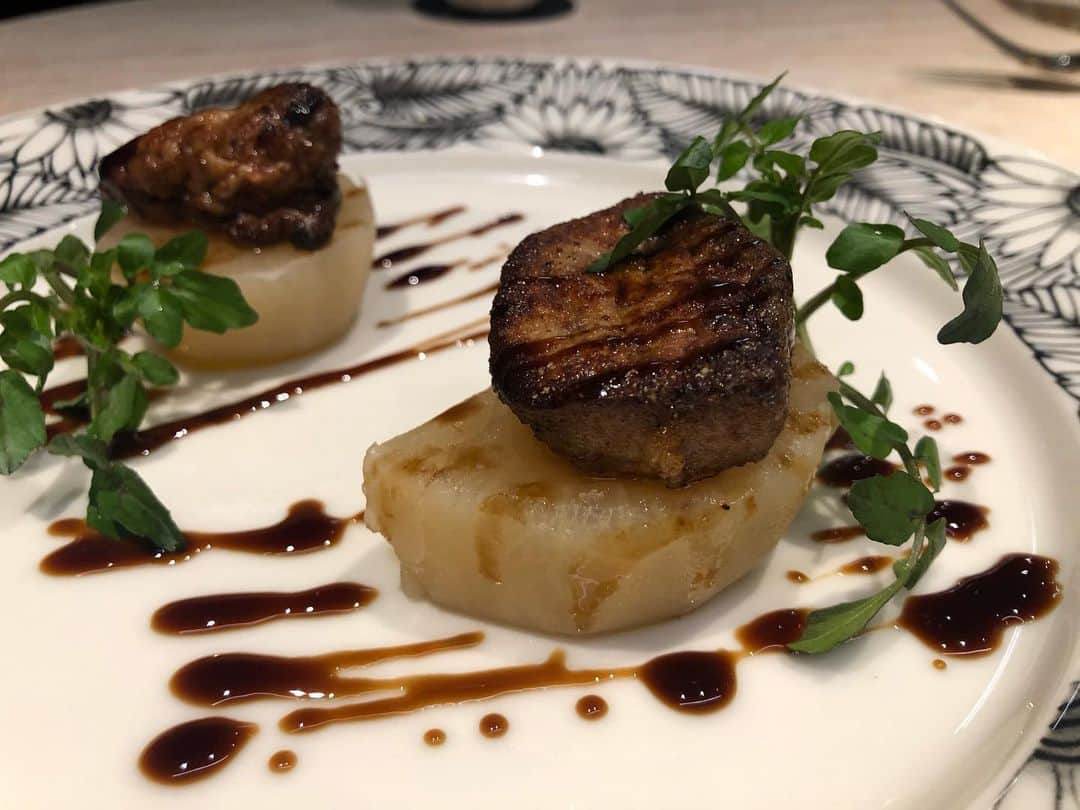 のインスタグラム：「昨日は、2日連続のおフランス亭さんへ！  私とシェフがみやけ家の頃から、ずっと良くしていただいてる方が、シェフのお店に行くということで、サプライズで、お誕生日のお祝い🥂  喜んでもらえて良かった♪」