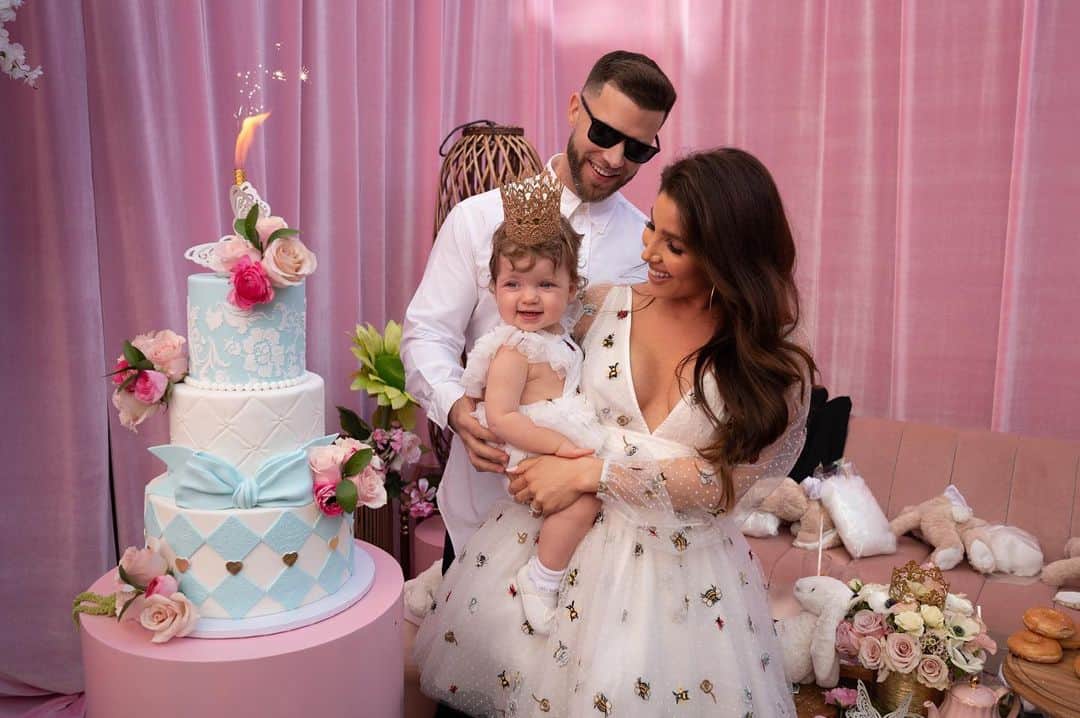 メリッサ・モリナロさんのインスタグラム写真 - (メリッサ・モリナロInstagram)「So many cute photos from London's 1st Birthday Party. I'm so happy our family was able to come and celebrate this day with her. Memories that we will cherish forever. We love you all🤍」2月24日 5時19分 - melissamolinaro