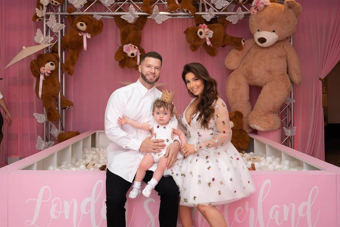 メリッサ・モリナロさんのインスタグラム写真 - (メリッサ・モリナロInstagram)「So many cute photos from London's 1st Birthday Party. I'm so happy our family was able to come and celebrate this day with her. Memories that we will cherish forever. We love you all🤍」2月24日 5時19分 - melissamolinaro