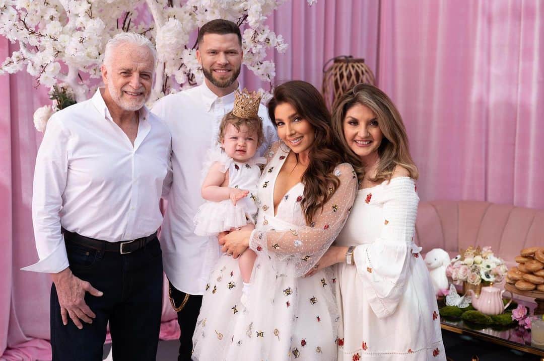 メリッサ・モリナロさんのインスタグラム写真 - (メリッサ・モリナロInstagram)「So many cute photos from London's 1st Birthday Party. I'm so happy our family was able to come and celebrate this day with her. Memories that we will cherish forever. We love you all🤍」2月24日 5時19分 - melissamolinaro