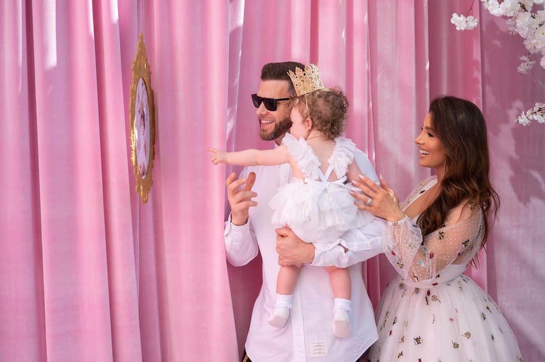 メリッサ・モリナロさんのインスタグラム写真 - (メリッサ・モリナロInstagram)「So many cute photos from London's 1st Birthday Party. I'm so happy our family was able to come and celebrate this day with her. Memories that we will cherish forever. We love you all🤍」2月24日 5時19分 - melissamolinaro