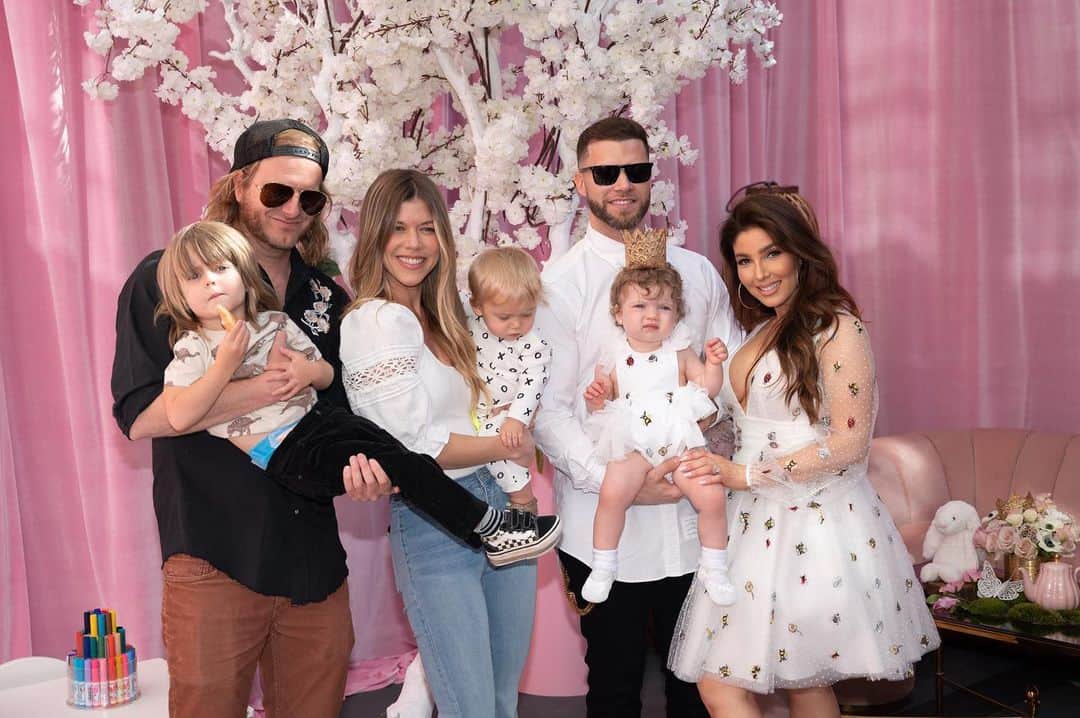 メリッサ・モリナロさんのインスタグラム写真 - (メリッサ・モリナロInstagram)「So many cute photos from London's 1st Birthday Party. I'm so happy our family was able to come and celebrate this day with her. Memories that we will cherish forever. We love you all🤍」2月24日 5時19分 - melissamolinaro