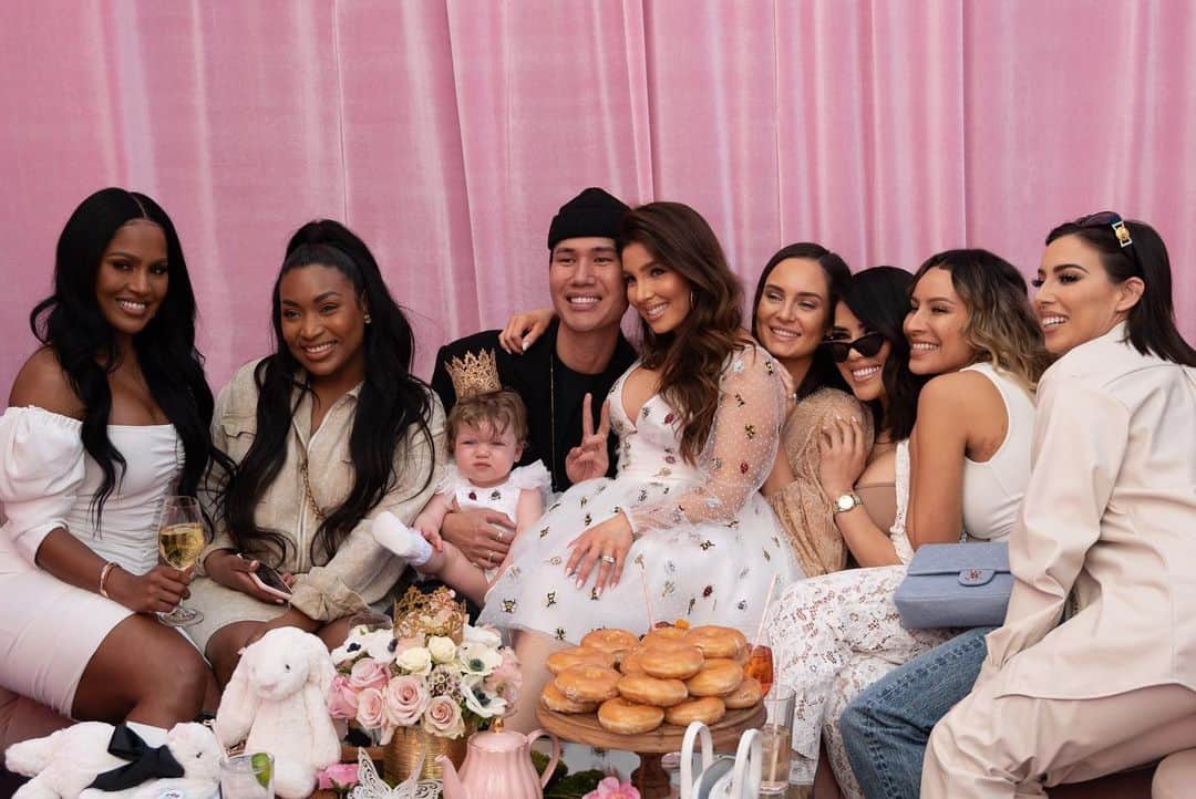 メリッサ・モリナロさんのインスタグラム写真 - (メリッサ・モリナロInstagram)「So many cute photos from London's 1st Birthday Party. I'm so happy our family was able to come and celebrate this day with her. Memories that we will cherish forever. We love you all🤍」2月24日 5時19分 - melissamolinaro