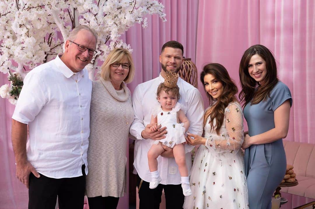 メリッサ・モリナロさんのインスタグラム写真 - (メリッサ・モリナロInstagram)「So many cute photos from London's 1st Birthday Party. I'm so happy our family was able to come and celebrate this day with her. Memories that we will cherish forever. We love you all🤍」2月24日 5時19分 - melissamolinaro