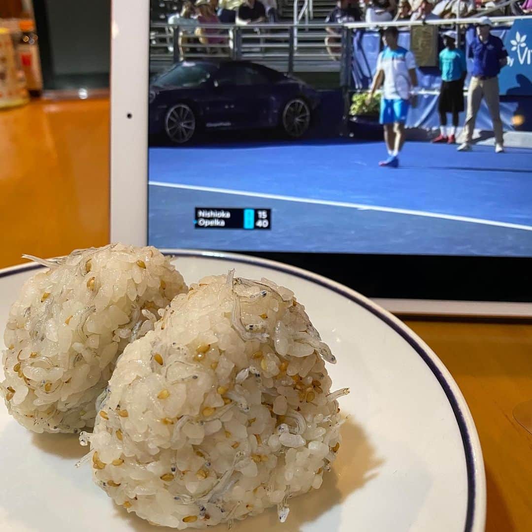 野間美由紀のインスタグラム：「デルレイビーチ決勝。西岡良仁の試合に起きられた！ そして昨夜のうちにおにぎり作っておいた私グッジョブ！ ちりめんじゃことゴマのおにぎりです。」