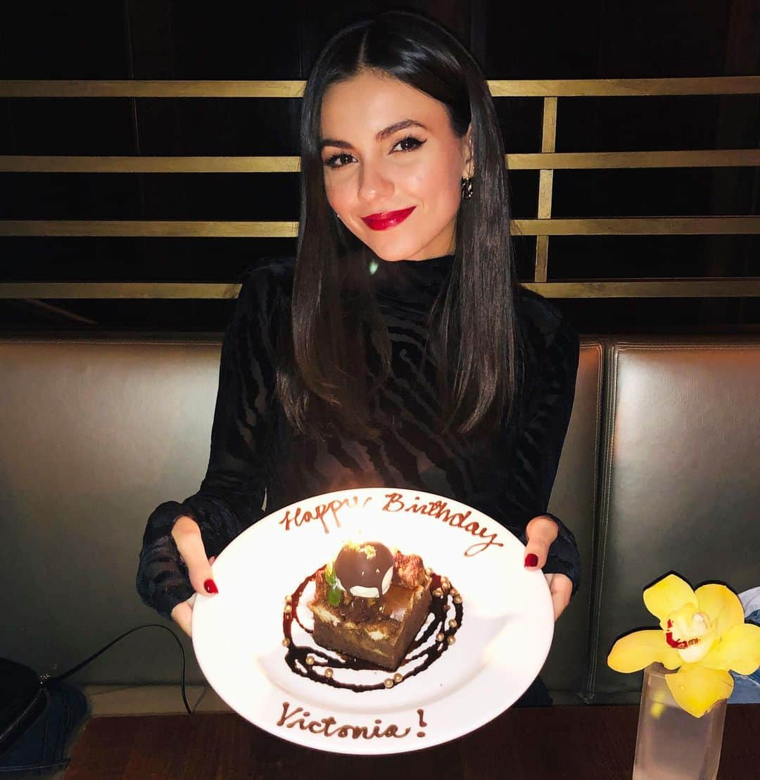 ヴィクトリア・ジャスティスさんのインスタグラム写真 - (ヴィクトリア・ジャスティスInstagram)「Had a little belated b day celebration at @koirestaurants last night. So grateful to have such incredible friends and family (not all are pictured here) with me. ‘Twas a great night & the food was sooo delicious ! 🤤🙏🏼♥️ 🍣」2月24日 5時57分 - victoriajustice