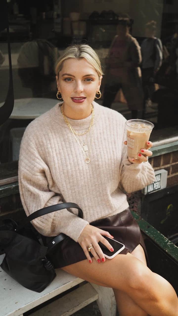 Estée Lalondeのインスタグラム：「Shop the chunky chain necklace and all of my other jewellery via @daisy_jewellery Filmed by @sarikathakorlal/」