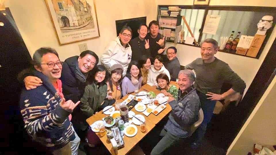 藤岡幸夫のインスタグラム：「昨晩は40年来の親友たちと飲み会。神様が与えてくれた最高の連中。高校生の頃からボトルキープして煙草スパスパ吸ってた渋谷の行き付けのお店の40周年。飲むとタイムスリップして恥ずかしいくらいあの頃のようにに皆アホになる。大切な時間です(^^;」