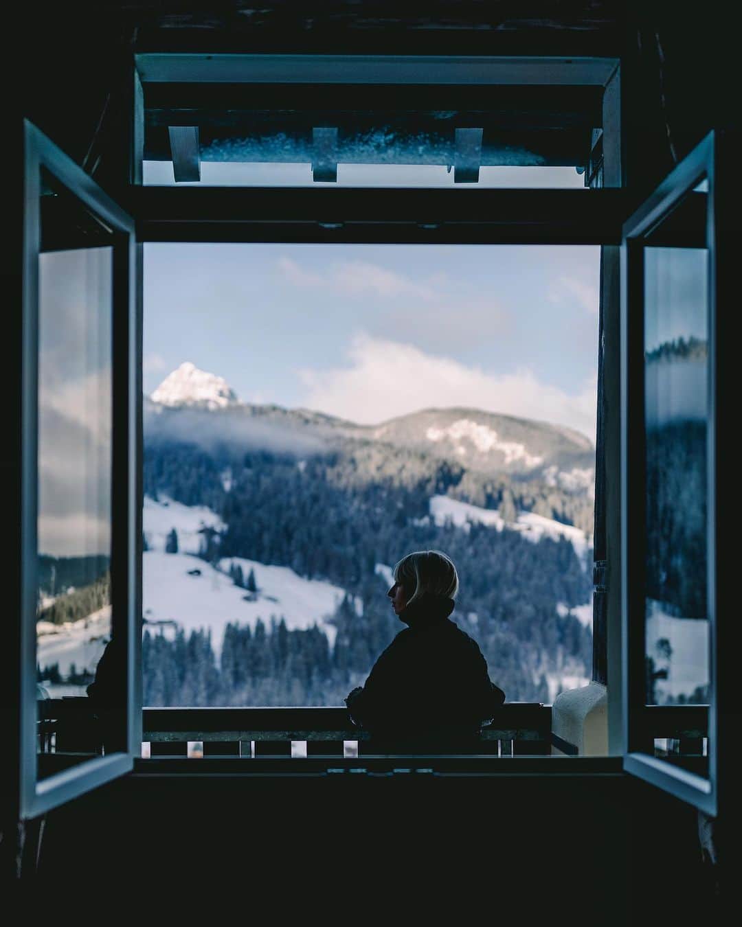 リリー＝ローズ・メロディのインスタグラム：「Room with a view ❄️ // There’s something incredibly special about the mountains. Something powerful that would make you take a step back, breath, and feel present, feel alive. I’m very grateful to have been able to experience that special feeling, waking up surrounded by the Swiss mountains this winter 💙 @gstaad_official .  @myswitzerland #inlovewithswitzerland」