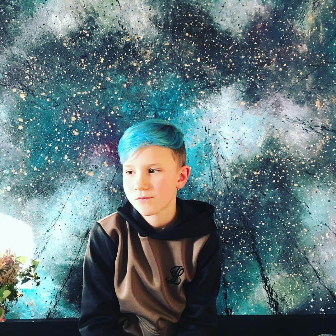 ジャクソン・ビーバーのインスタグラム：「Feeling blue.... #yesorno」