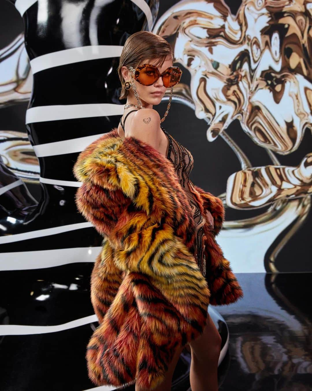 ジャンニヴェルサーチさんのインスタグラム写真 - (ジャンニヴェルサーチInstagram)「The Virtus V is blown up and distorted to create a striking animalier pattern that enhances faux fur coats and daring dresses. @kaiagerber is photographed backstage in her #VersaceFW20 runway look. #MFW _ Photography: @gregswalesart」2月24日 6時33分 - versace