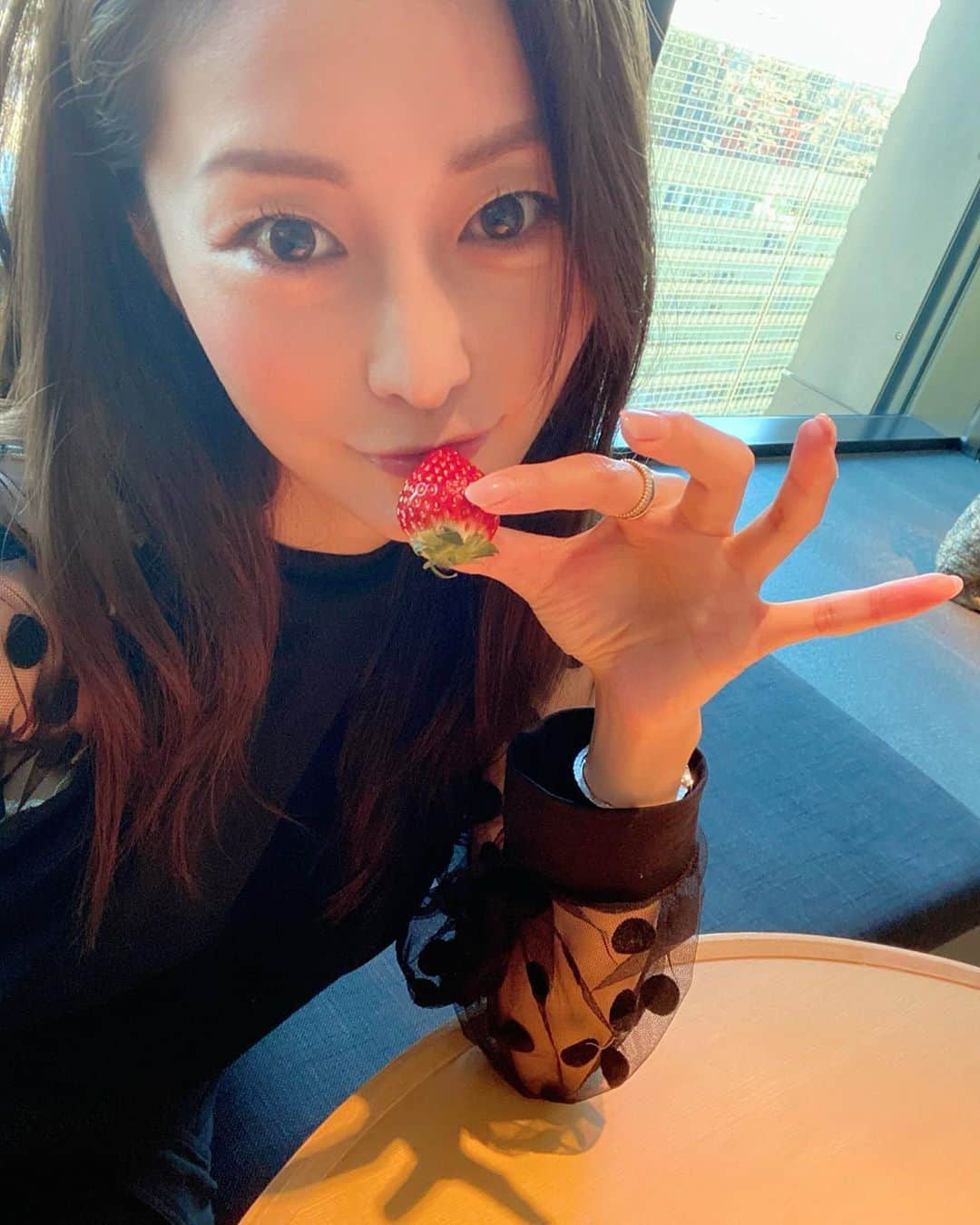 熊切あさ美さんのインスタグラム写真 - (熊切あさ美Instagram)「おはようございます☺️🍓 今日はまだ連休なんですね #instagood  #熊切あさ美  #春　#spring  #いちご　#苺」2月24日 6時42分 - asami_kumakiri