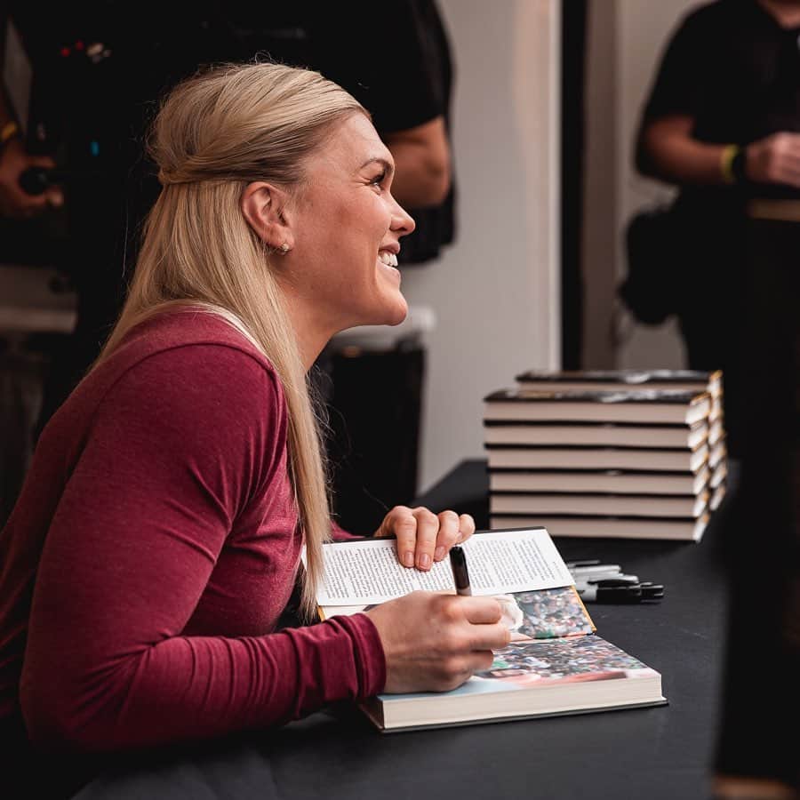 Katrin Tanja Davidsdottirさんのインスタグラム写真 - (Katrin Tanja DavidsdottirInstagram)「Yesterday’s book signing with NOBULL 💥❤️🖋📚😍 Still so unreal to me to see you guys bring my book to sign. Meant the world to me how many of you showed up!! xxx // @nobullproject #DOTTIR」2月24日 6時42分 - katrintanja