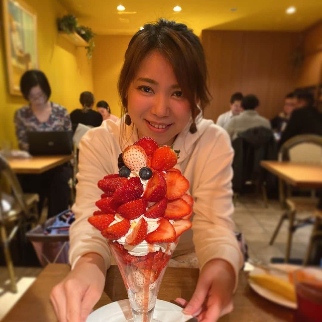 谷藤博美さんのインスタグラム写真 - (谷藤博美Instagram)「🍓🍓🍓🍓🍓🍓🍓 旬の果物は美味しいし栄養も豊富だ！などと何かと理由をつけて苺を満喫しています。  お財布と胃袋が許す限り 旬の苺を満喫したいなぁ。  オススメがあればぜひ教えてくださいね。  このパフェは東京にある果樹園リーベルさんの季節のパフェ！白いちごがはいった贅沢なパフェでした🤤  #果樹園リーベル  #苺　#苺パフェ #アナウンサー　#谷藤博美　#cafe #苺スウィーツ」2月24日 6時55分 - tanifuji_63