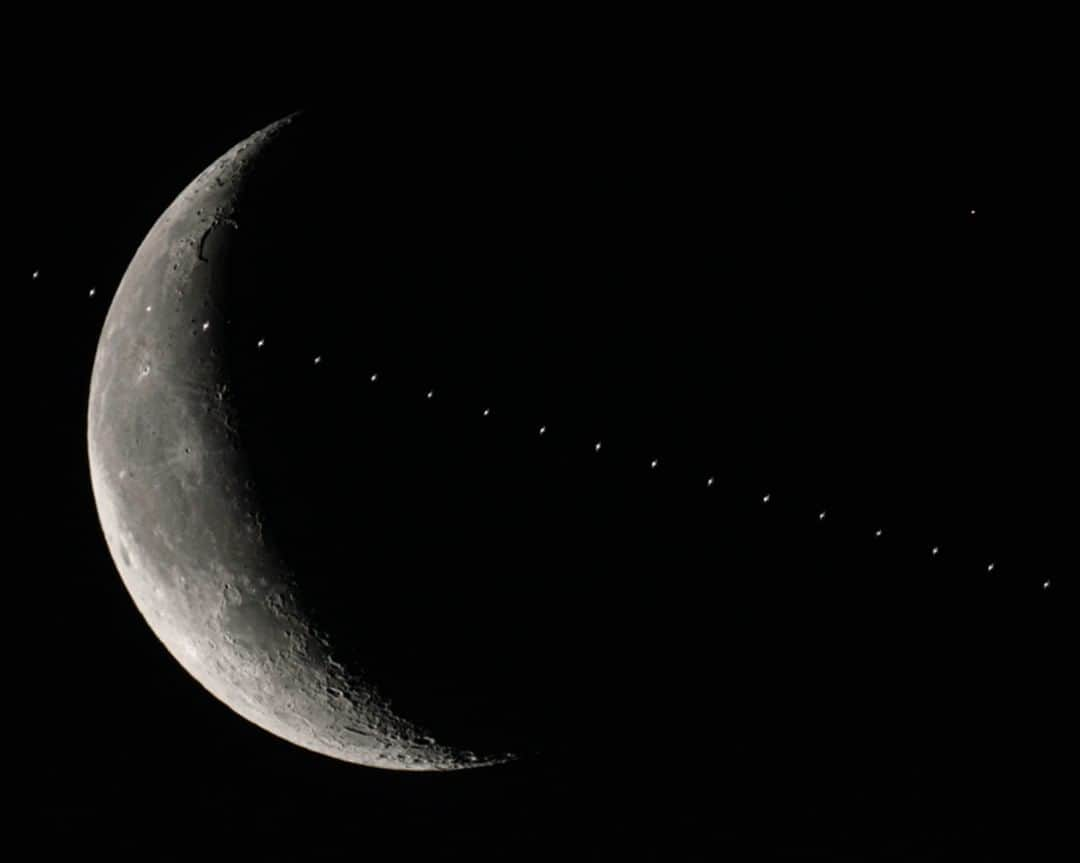 NASAさんのインスタグラム写真 - (NASAInstagram)「A Trifecta at Twilight 🛰️🌘 🔴  On February 18, 2020, as civil twilight began in Northern New Mexico, a waning crescent Moon, the planet Mars and the International Space Station shared a well-planned single field of view. Talk about perfect timing!  If you look closely, the yellowish glow of the Red Planet is in the frame at the upper right, beyond the Moon's dark edge.  Image Credit: Paul Schmit, Gary Schmit  #NASA #Mars #Moon #ISS #Twilight #Trifecta」2月24日 7時05分 - nasa