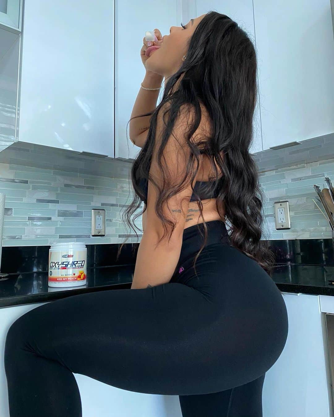 Katya Elise Henryさんのインスタグラム写真 - (Katya Elise HenryInstagram)「don’t be a 🐱 DRY SCOOP THAT SH*T! 🗣😜 as I’ve explained earlier, for the last 2 weeks I’ve been using my favorite supplement from @ehplabs (KISS MY PEACH OXYSHRED) before all my workouts, since I have a vacay coming up, n I really wanted to tone up this tummy and waist. Kiss My Peach Oxyshred is special because it is non-stim. I am super sensitive to caffeine, so I made sure us sensitiveeeeesss had an option! It also is all natural, has no added colors & is vegan friendly which is so important to me. It burns stubborn fat, boosts your metabolism, and enhances your over all mood incase you’re feeling lillll bit down. and it tastes like actual peach ring gummies. 🤤 This stuff is no. joke. Watch my IG story for my best friend @ausstinnzimmerman ‘s story + REAL results. He swears by Kiss My Peach Oxyshred 🤞🏽 — use my code KATYA10 to save 10% off, just go to www.ehplabs.com - - PS, my most popular @workouts_by_katya black summer leggings have been restocked! Link in bio 🖤」2月24日 7時02分 - katyaelisehenry