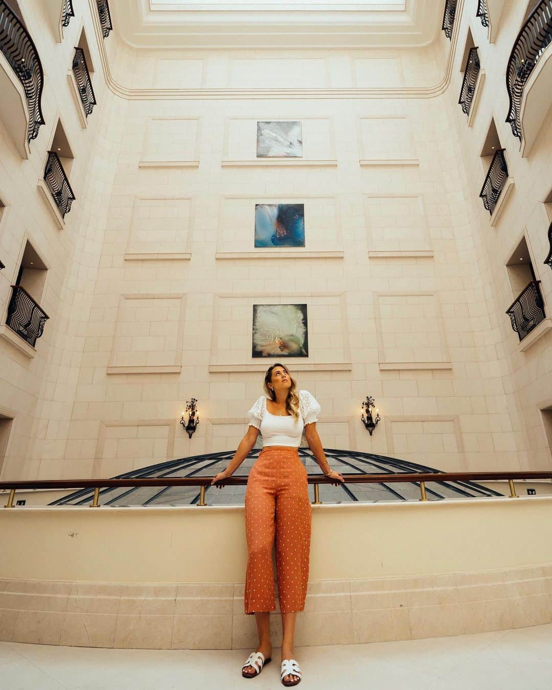 リッツ・カールトンさんのインスタグラム写真 - (リッツ・カールトンInstagram)「Let art, design, and history lead the way to new discoveries at The Ritz-Carlton, #Budapest. ⁣ ⁣ #Hungary #Europe #TravelEurope #Art #Design #History #Architecture #InteriorDesign #Discover #Vacation #Getaway #Travel #Travelgram #InstaTravel #TravelDiaries #RCPartner via – @lesleyannemurphy」2月24日 7時07分 - ritzcarlton