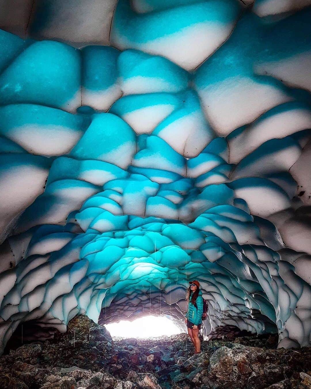 Earth Picsさんのインスタグラム写真 - (Earth PicsInstagram)「Ice caves of the Argentinean Patagonia. by @gabychavez86」2月24日 7時30分 - earthpix