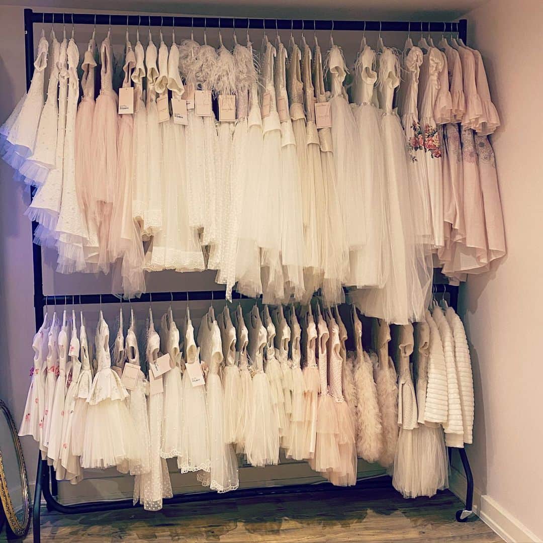 MEGのインスタグラム：「娘のヘアカットに。キッズ美容室が洋服屋さんの一角にある事は結構多い。この色合いや生地感、無条件に好きすぎる。」