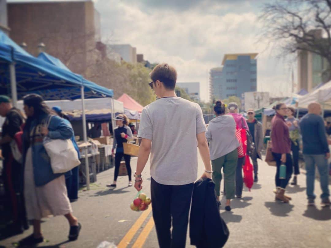 與真司郎さんのインスタグラム写真 - (與真司郎Instagram)「Farmers Market🍎🍎🍎 体にいれるものは、できるだけオーガニックなものを選んでます👍」2月24日 7時57分 - shinjiroatae1126