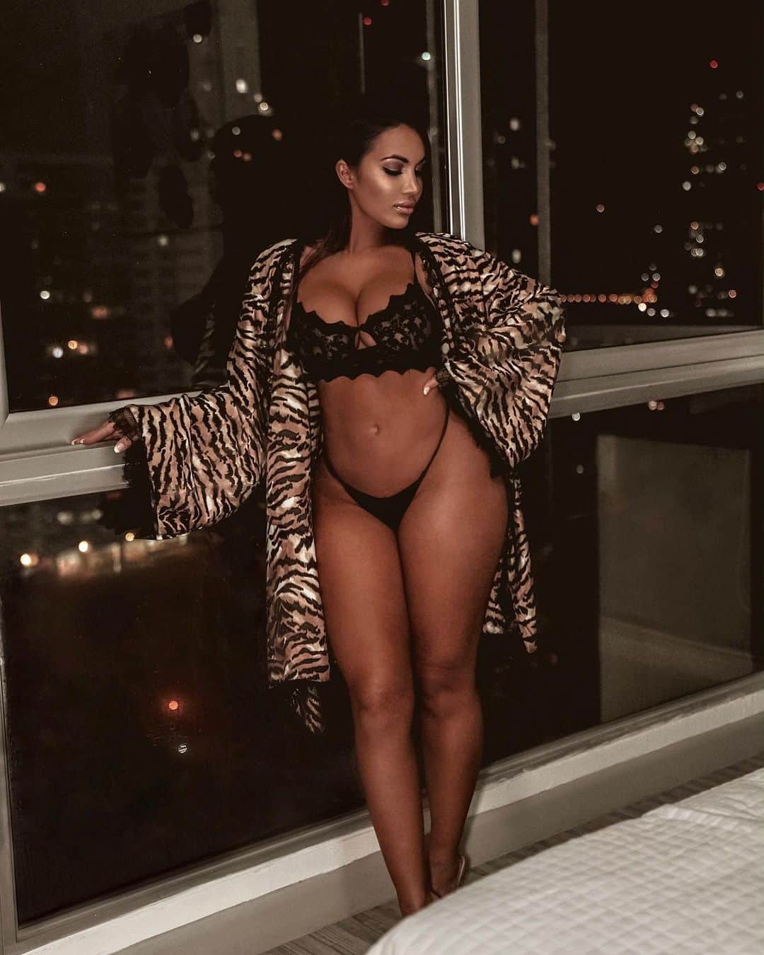 Aylen Aのインスタグラム：「🌚🖤 @fashionnova fashionnovapartner」