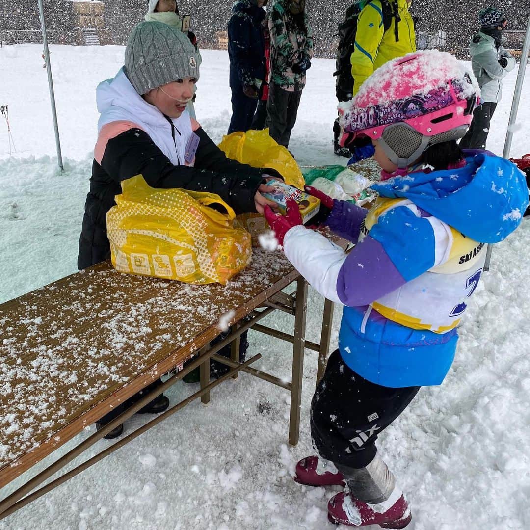 yukiさんのインスタグラム写真 - (yukiInstagram)「おはようございます。﻿ ﻿ 週末は東京都スキー連盟、初の試みの﻿ 未就学児のスノーイベント﻿ "全国yukidsスノーフェスティバル"でした。﻿ ﻿ 1日目は、ポール体験と検定会⛷﻿ 2日目は、ポール大会と雪上運動会🛷﻿ 天気が良くてポカポカな初日と﻿ 雪が強く寒かった2日目。﻿ ﻿ 寒いけどがんばった﻿ 転んでも最後まで諦めなかった﻿ 出来ないことができるようになった﻿ たくさんありがとうを言えた﻿ ﻿ この2日間で子どもたちは、﻿ スキーの神様からこんなギフトを受けとり パワーアップすることができました。﻿ ﻿ 実生活でも、このことが﻿ きっと活かせることを期待しています🎁﻿ ご参加の皆さま、ありがとうございました。﻿ ﻿ #東京都スキー連盟﻿ #yukids﻿ #スキーから勇気と自信と自律を ﻿ #キッズスキー﻿ #スキーで心を豊かに﻿ #スキーの神様 #校長目線な私」2月24日 7時53分 - milkayuki