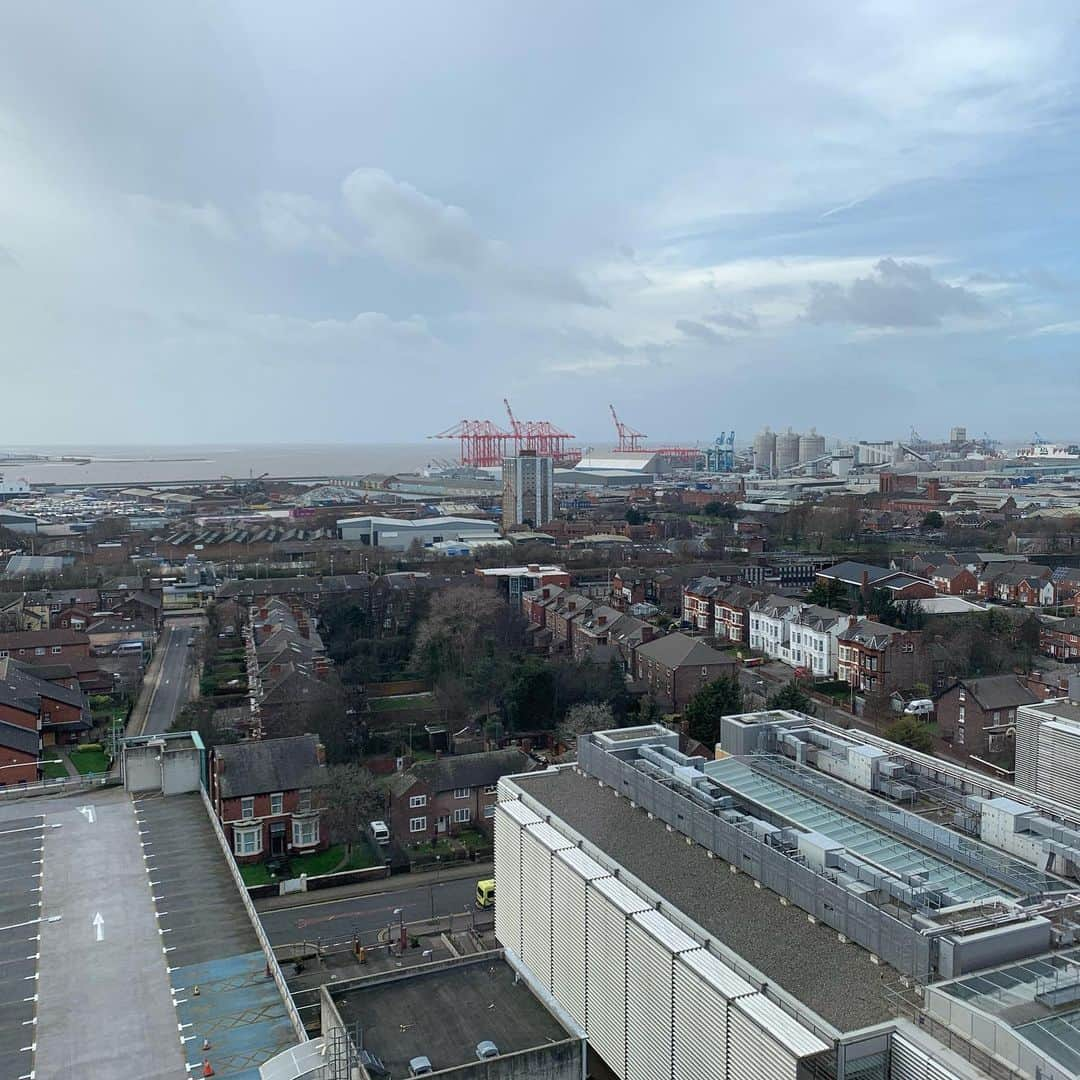 ターニャ・テイトさんのインスタグラム写真 - (ターニャ・テイトInstagram)「Delicious Sunday roast @14barandgrill in Bootle. What a lovely restaurant. The views I could see covered Liverpool city center, @liverpoolfc stadium, river mersey, new Brighton, Litherland, seaforth docks and more. It was a bit windy up there on the rooftop terrace. Might come back another day before I leave to go back to Los Angeles. Thanks to the chef for some lovely food.  #14barandgrill #bootle  #sundayroast #chickendinner」2月24日 8時12分 - tanyatate